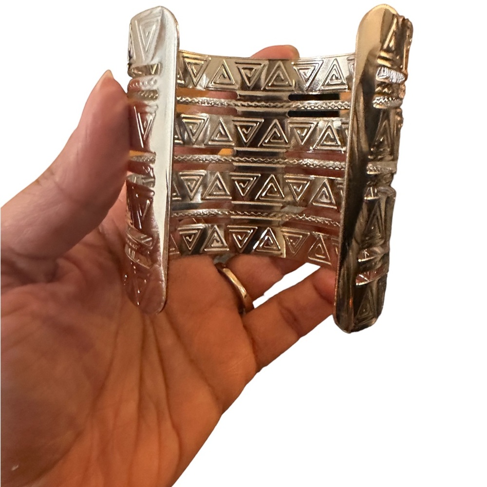 Stunning Silver Cuff Bangle with Aztec Emblems - Picture 5 of 7